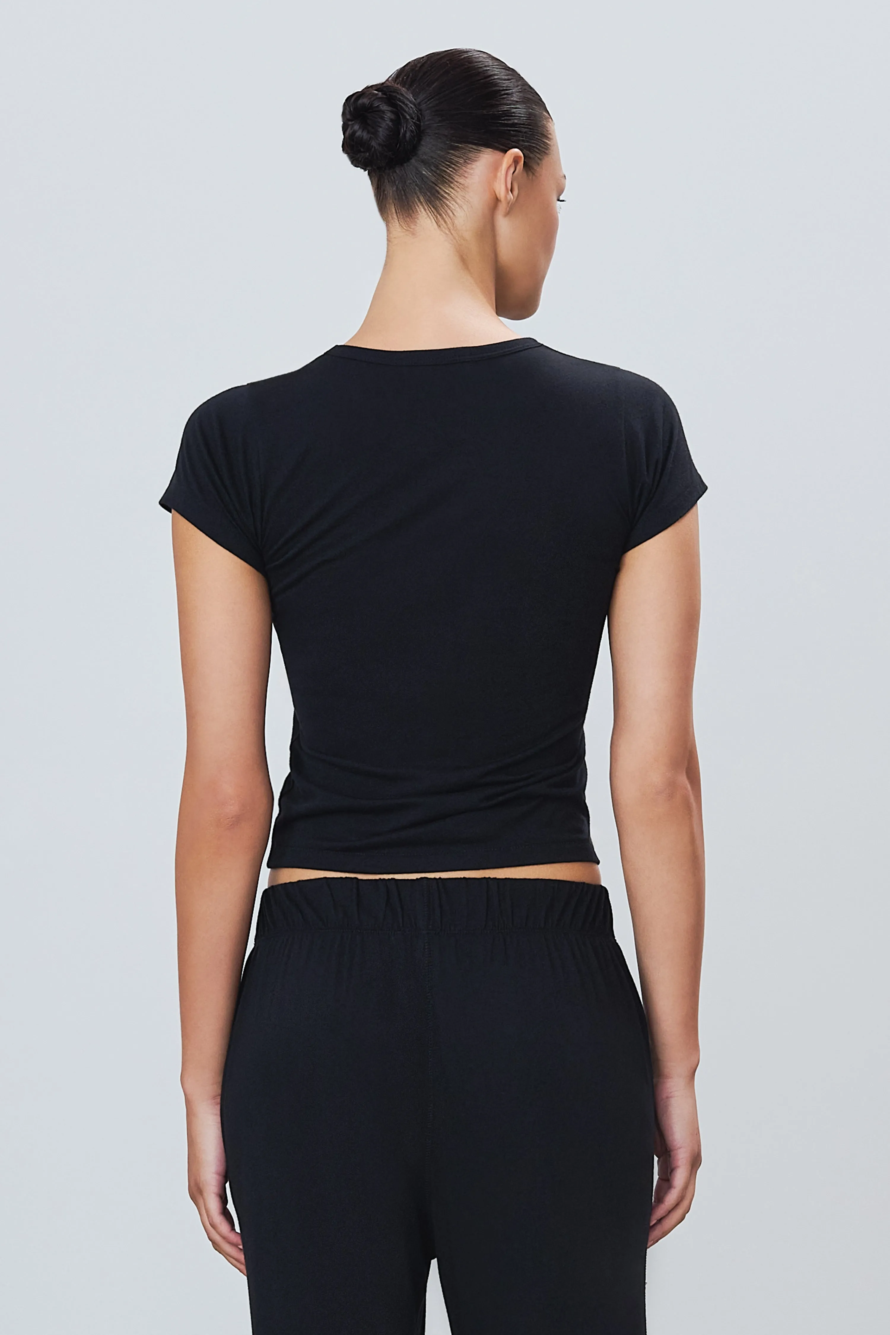 FITTED CREWNECK SHORT SLEEVE T-SHIRT