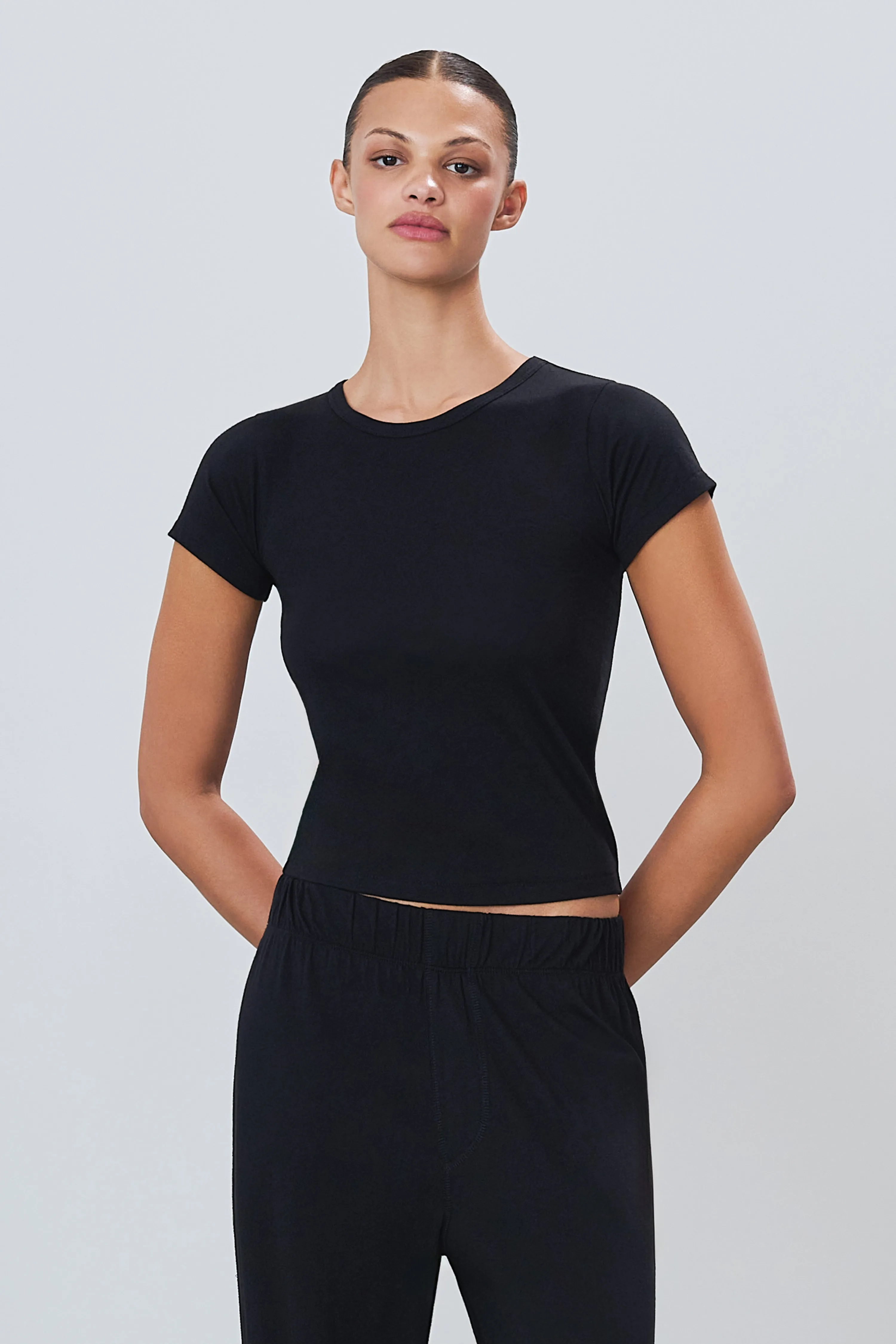FITTED CREWNECK SHORT SLEEVE T-SHIRT